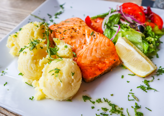 Salmón al horno con puré cremoso de patata y calabacín, receta baja en FODMAP para SIBO