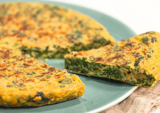 tortilla de claras con espinacas y calabacín, cena baja en FODMAP para SIBO