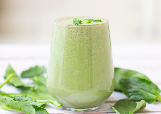 Batido verde cremoso bajo en FODMAP para SIBO, con espinacas y plátano