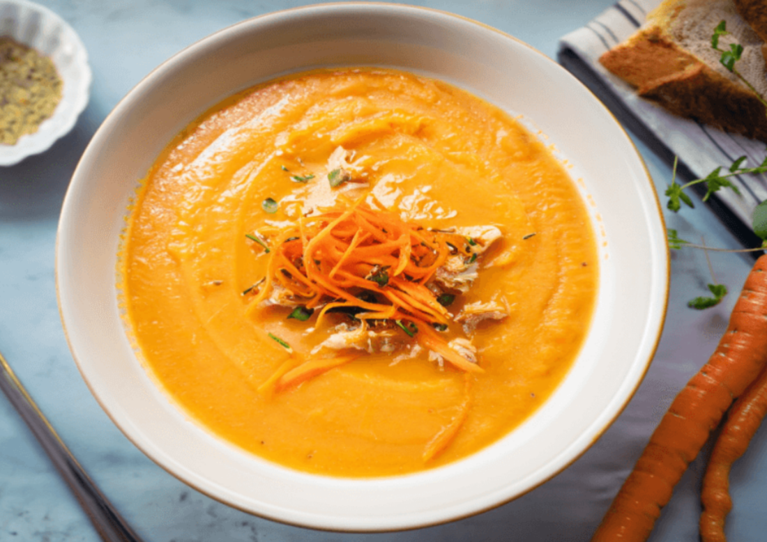 pechuga de pollo con puré de zanahoria y calabacín, cena baja en FODMAP para SIBO